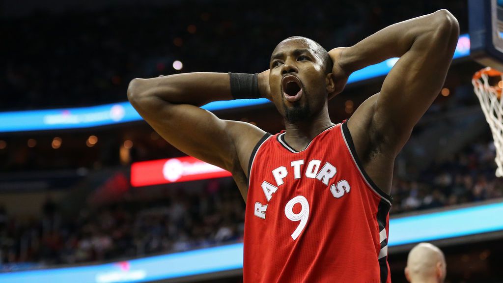 Ibaka revela el secreto de su fuerza física: comerse un pescado... ¡que no le entra en el plato!