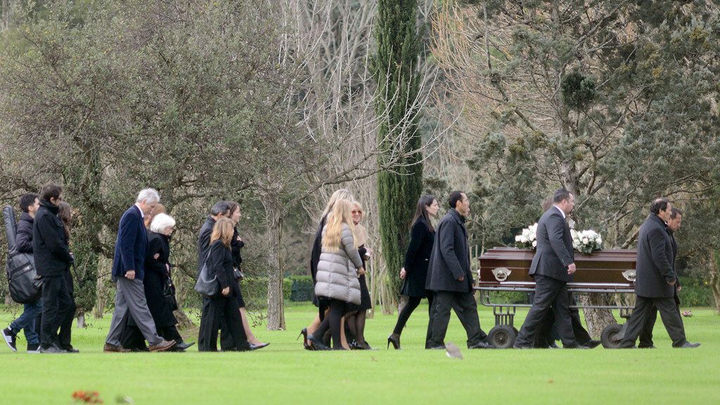Los reyes de Holanda  junto a sus hijas, en el último adiós a Jorgue Zorreguieta