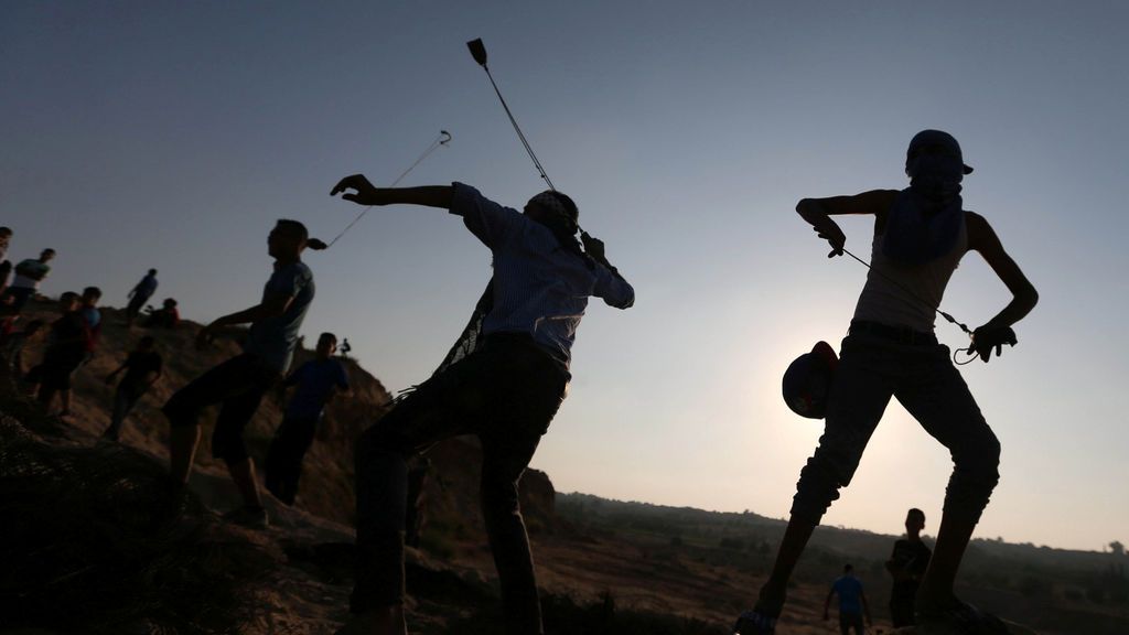 Manifestantes palestinos  durante  enfrentamientos cerca de la frontera entre Israel y el centro de la Franja de Gaza