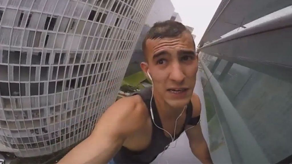 Detienen al 'hombre araña ruso' tras escalar un edificio de 17 pisos en México