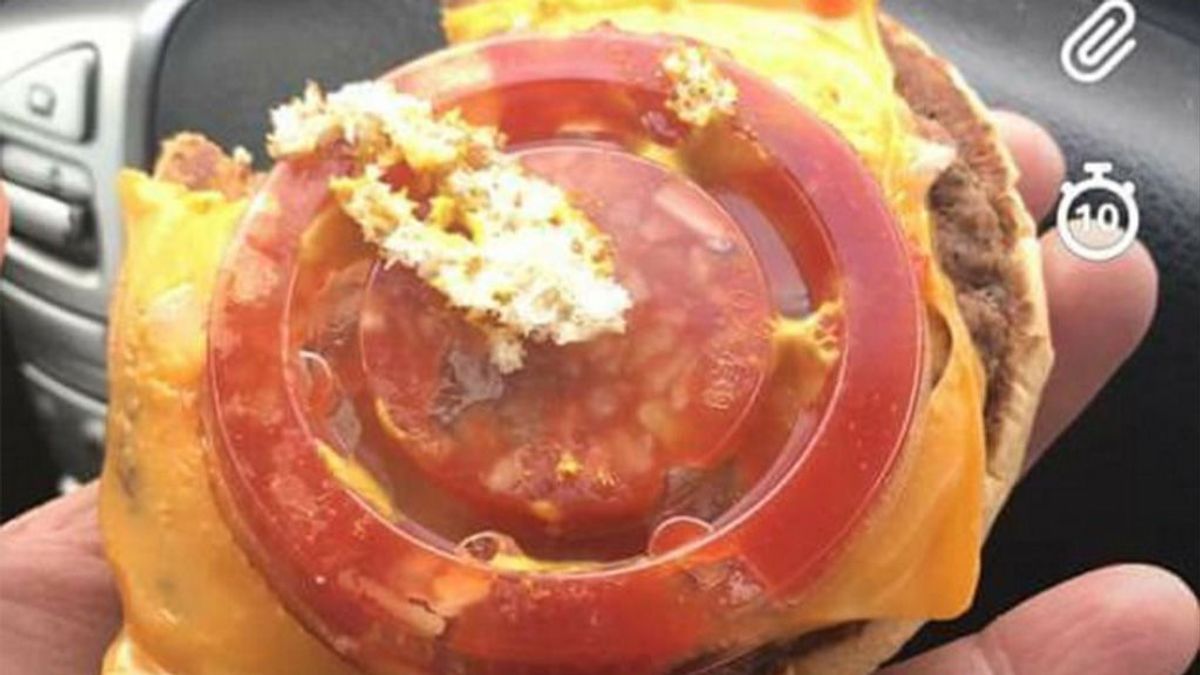 Un hombre encuentra una tapa de plástico en vez de tomate en su hamburguesa
