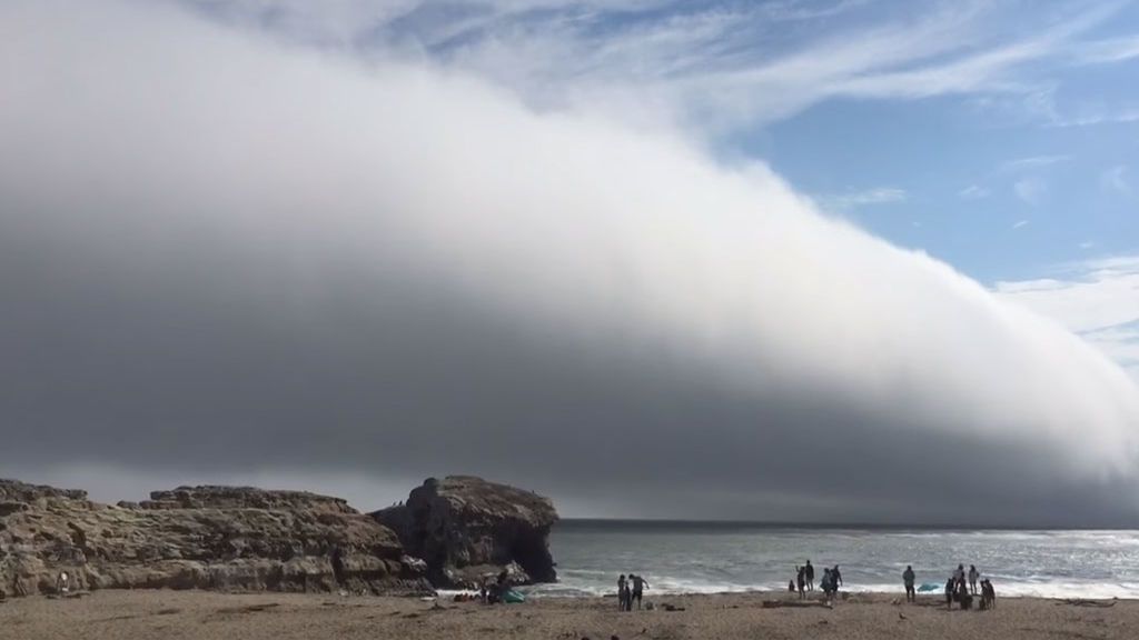 Una enorme nube invade una playa en California