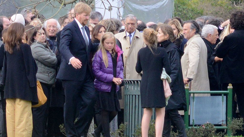 Los reyes de Holanda junto a sus hijas, en el último adiós a Jorgue Zorreguieta