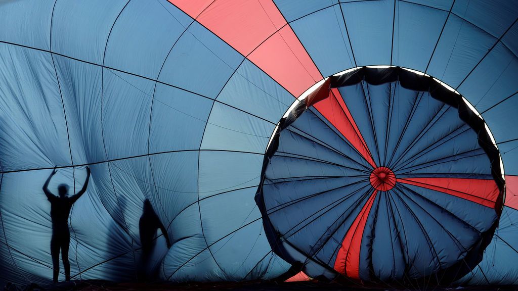Un globo aerostático se prepara para volar en Bristol, Reino Unido