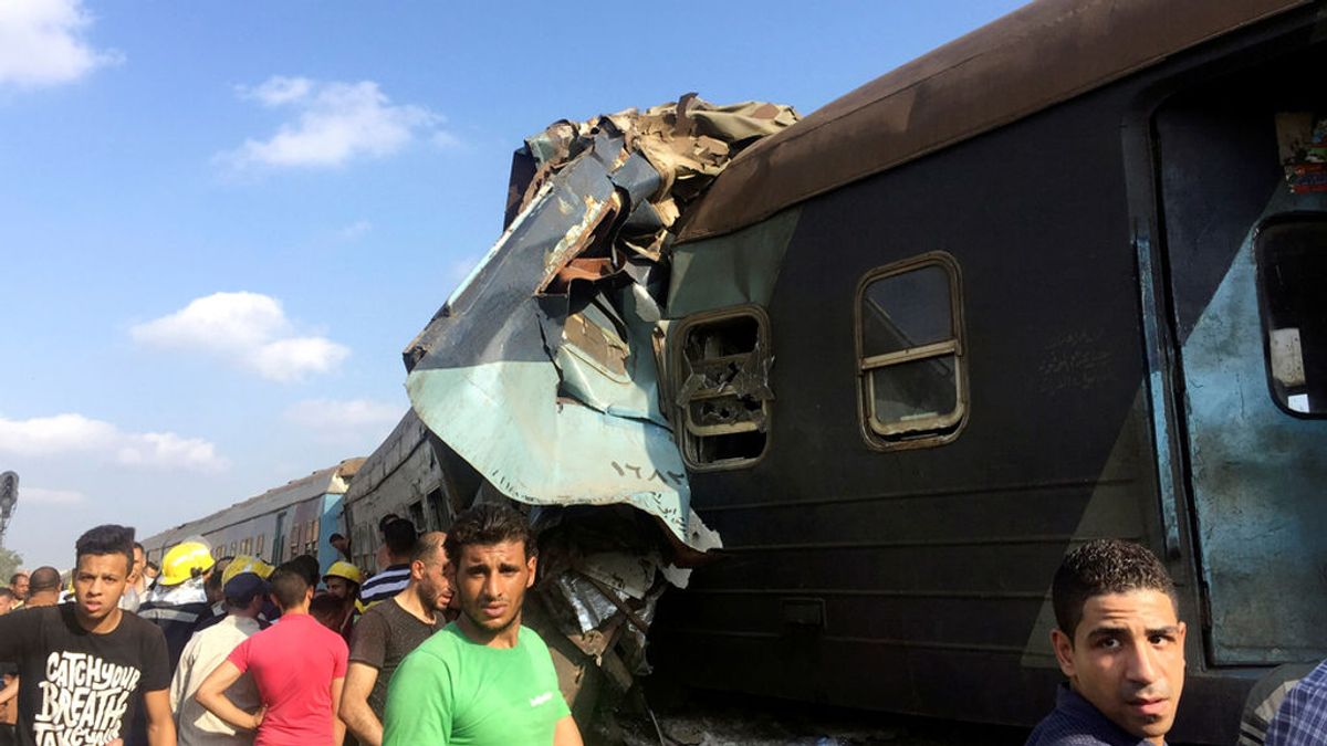 Veintiocho muertos tras la colisión frontal de dos trenes en Alejandría, Egipto