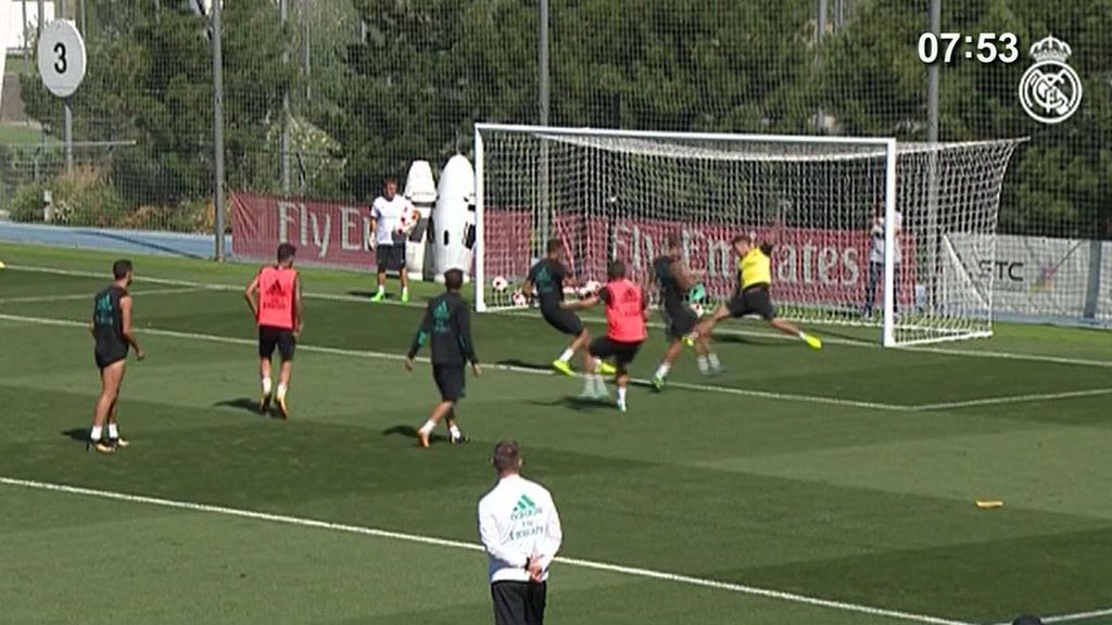 El Madrid afina puntería y se hincha a goles en el entrenamiento antes de la Supercopa