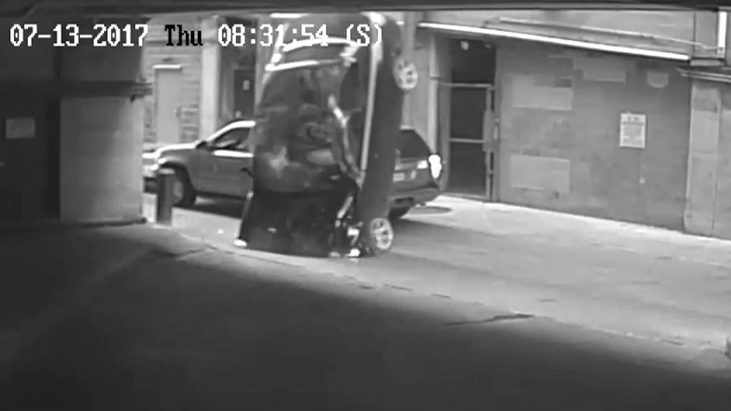 Una mujer cae con su coche desde la séptima planta de un aparcamiento