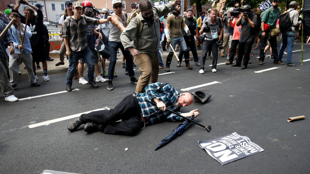 Así se ha vivido la marcha entre miembros de la ultraderecha y antifascistas en Charlottesville Así se ha vivido la marcha entre miembros de la ultraderecha y antifascistas en Charlottesville