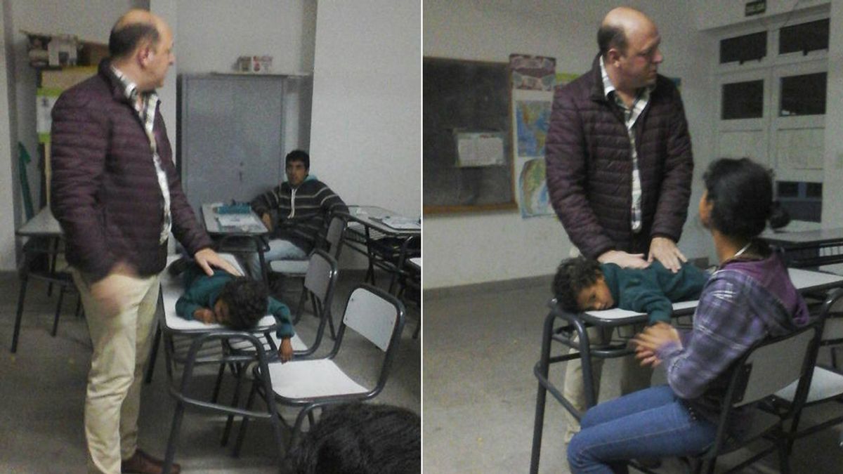 Un profesor duerme al hijo de una alumna para que ella pueda atender en clase