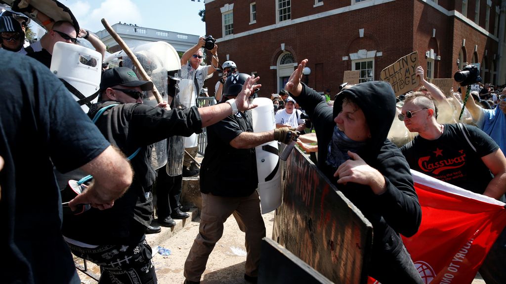 Racistas y antifascistas, a palos en Charlottesville