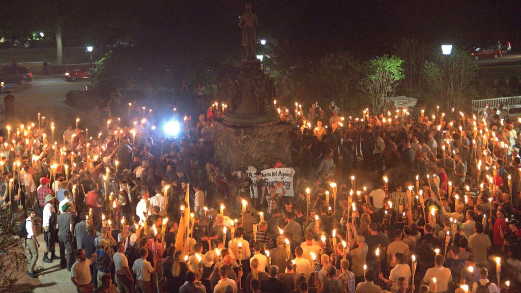 Cientos de supremacistas blancos marchan por las calles de Charlottesville (Virginia) al grito de consignas nazis