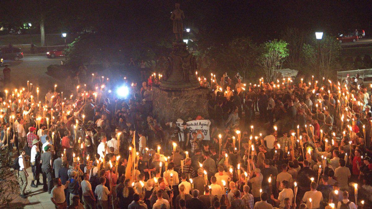 Cientos de supremacistas blancos marchan por las calles de Charlottesville (Virginia) al grito de consignas nazis