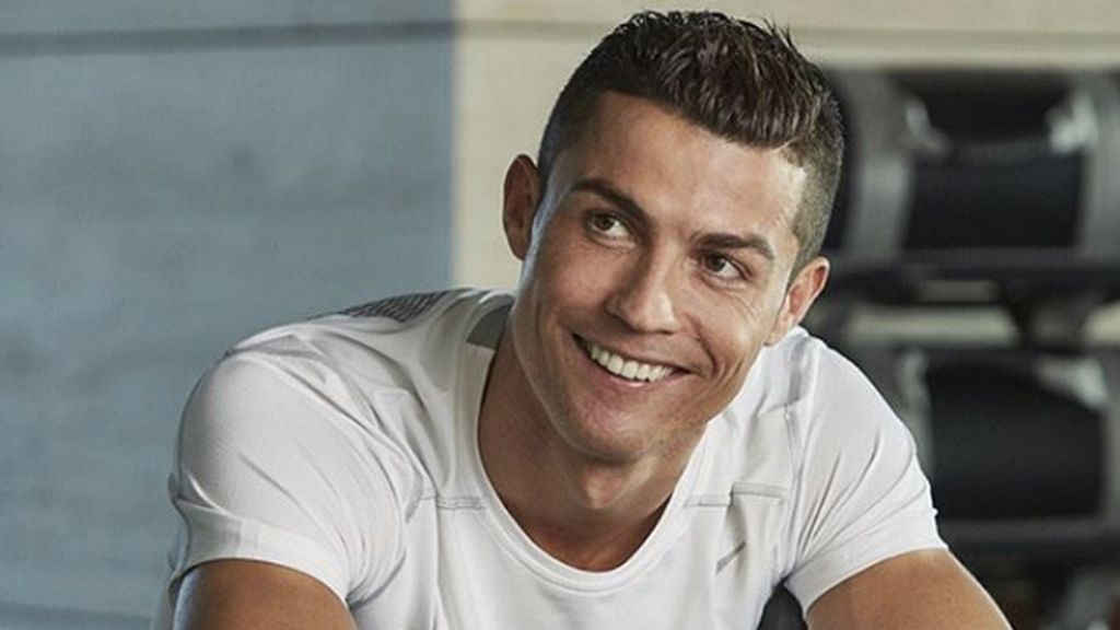 ¡Ternura absoluta! Cristiano Ronaldo posa solo por primera vez con su hija