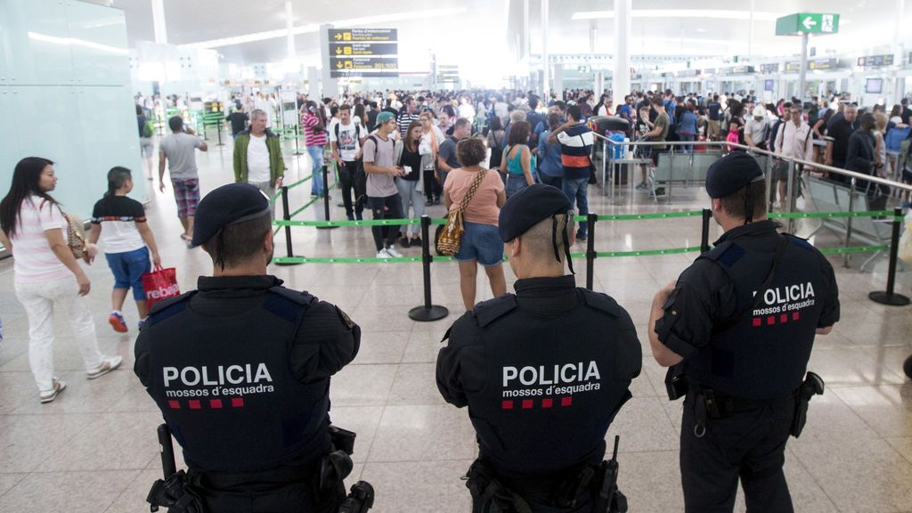 Colas de más de una hora en los controles de seguridad del aeropuerto de El Prat