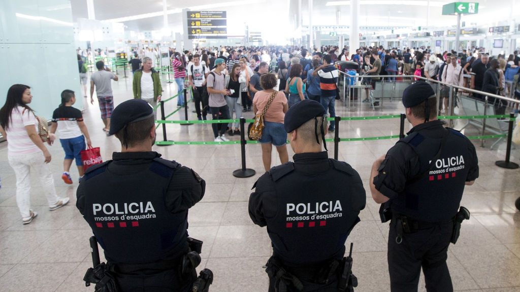 Colas de más de una hora en los controles de seguridad del aeropuerto de El Prat