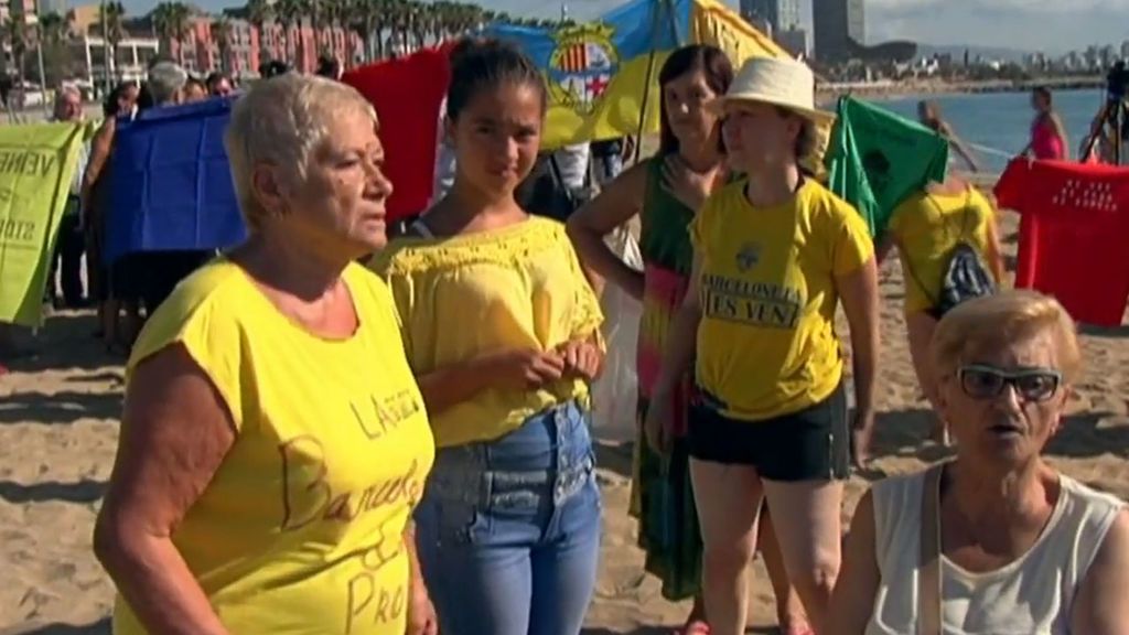 Vecinos de la Barceloneta protestan en la playa contra el turismo incívico
