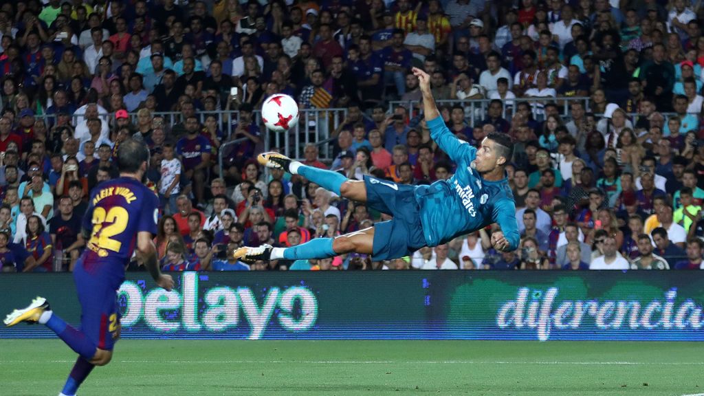 Cristiano Ronaldo intenta la chilena de su vida en el Camp Nou... pero se le escapa