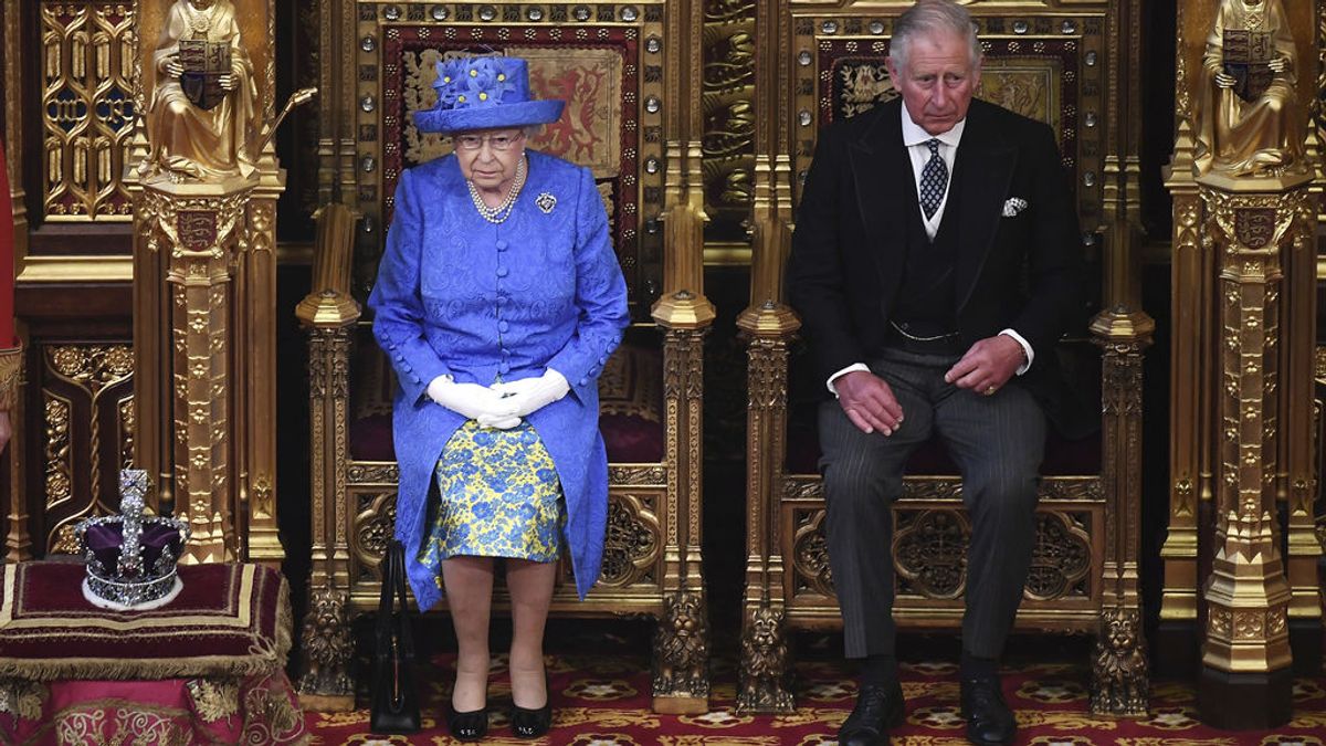 Isabel II de Inglaterra y el prícnipe Carlos