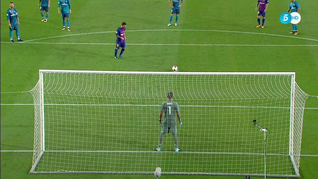 Luis Suárez le saca un penalti a Keylor Navas y Messi no perdona (1-1)