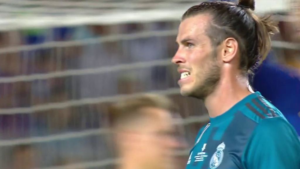 ¡Puños fuera! Isco marea a Aleix Vidal y el remate de Bale lo despeja Ter Stegen