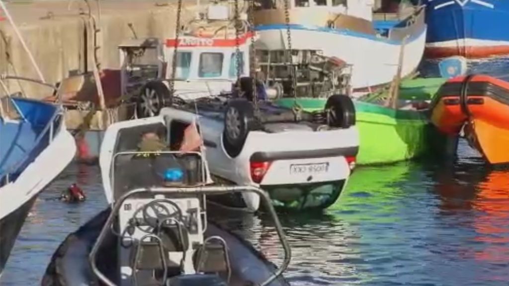 Rescatan el cuerpo sin vida de un pescador cuyo coche cayó al mar en Gijón
