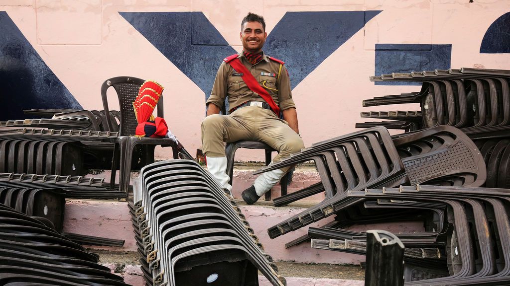 Un policía descansa tras haber formado parte en la celebración del Día de la Independencia de la India