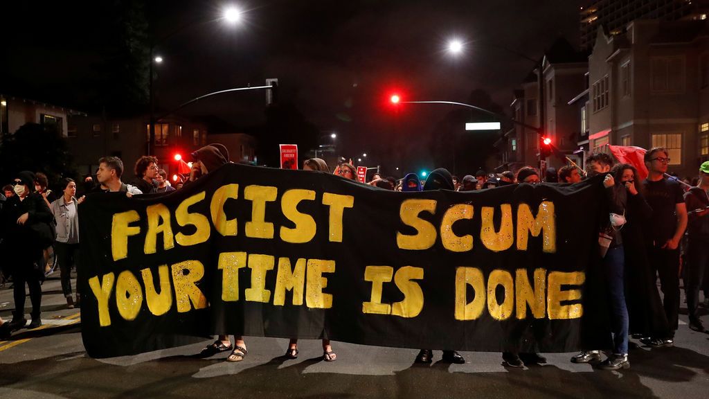 Manifestantes protestan contra el ataque en coche de Charlottesville