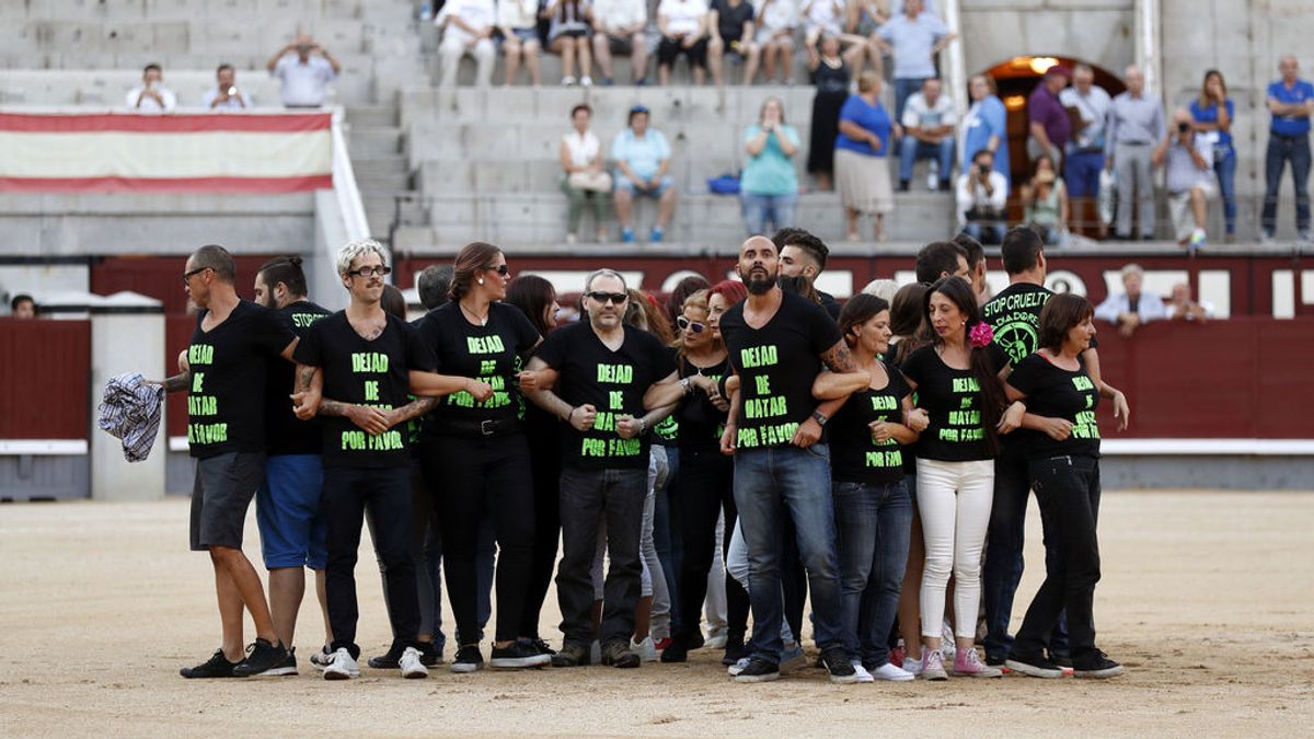 Detenidos 29 antitaurinos por saltar al ruedo de Las Ventas