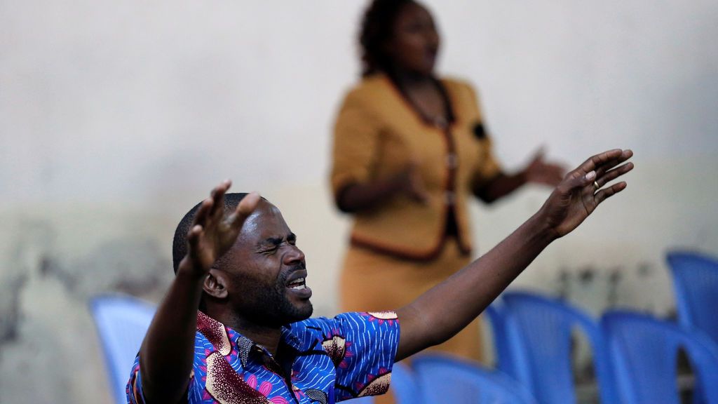 Gente rezando en una iglesia en Mathare