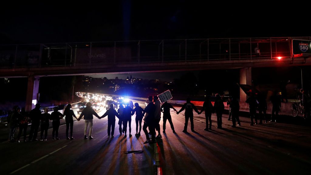 Manifestantes protestan contra la violencia en las manifestaciones de Virgina cerrando la autopista de Oakland