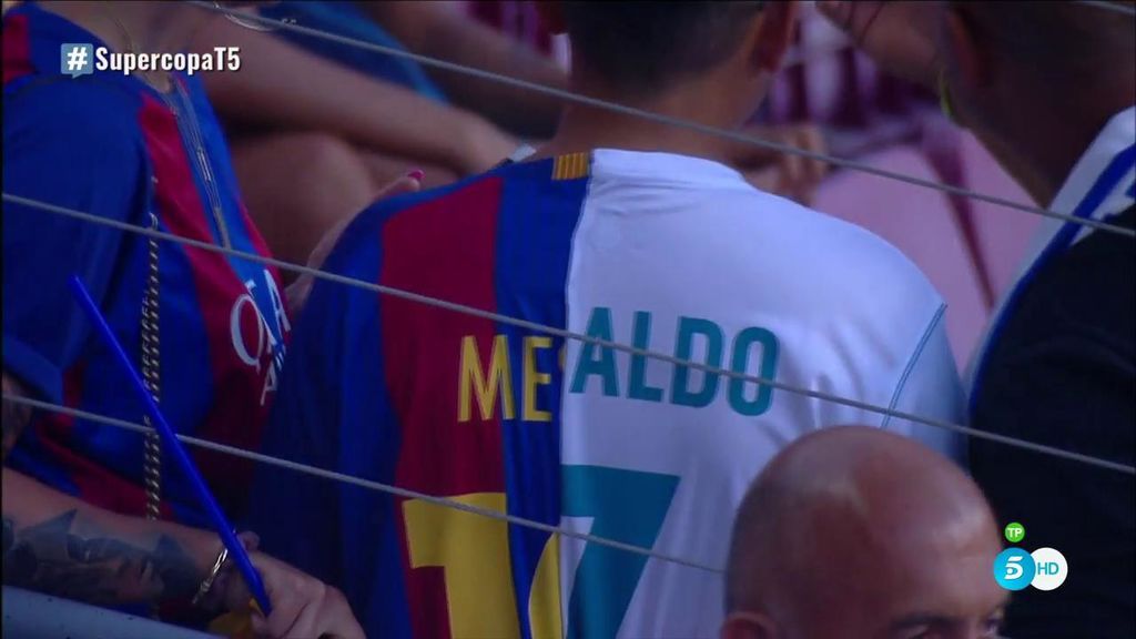 ¡Insólito! Un hincha con la camiseta de Messi y Cristiano Ronaldo