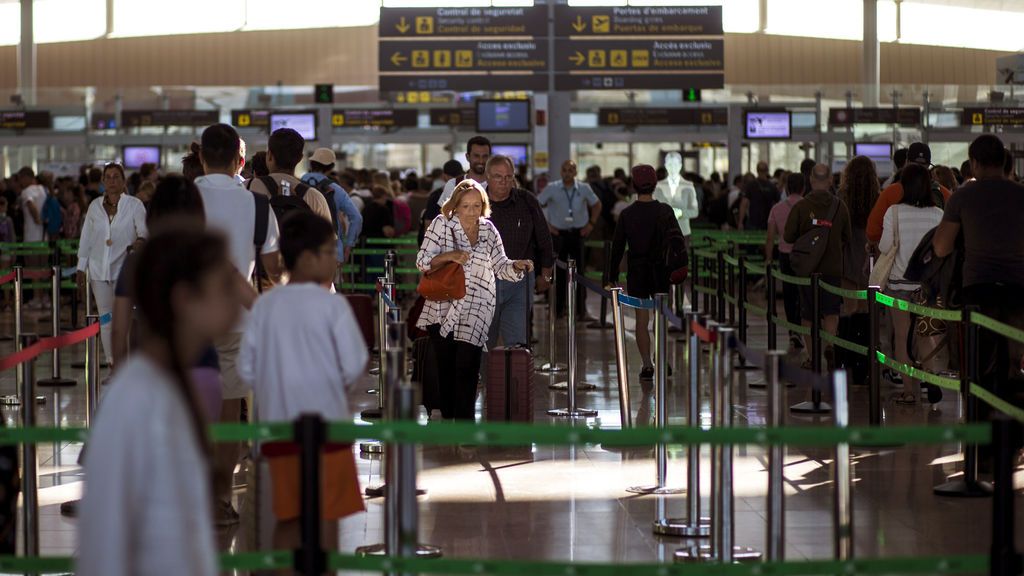 Colas en El Prat en las primeras horas de huelga indefinida