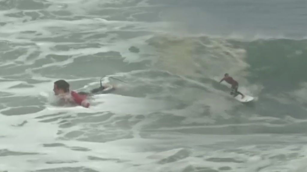 ¡Sobre olas de más de 5 metros! A los surfistas de Río de Janeiro no les asusta el temporal
