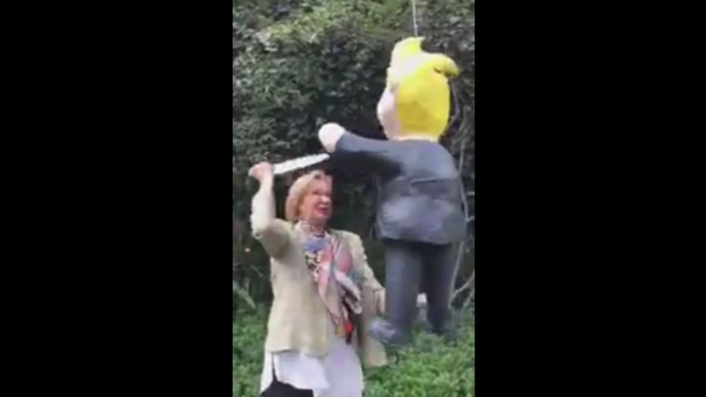 Una escritora mexicana celebra su cumpleaños acuchillando una piñata de Donald Trump