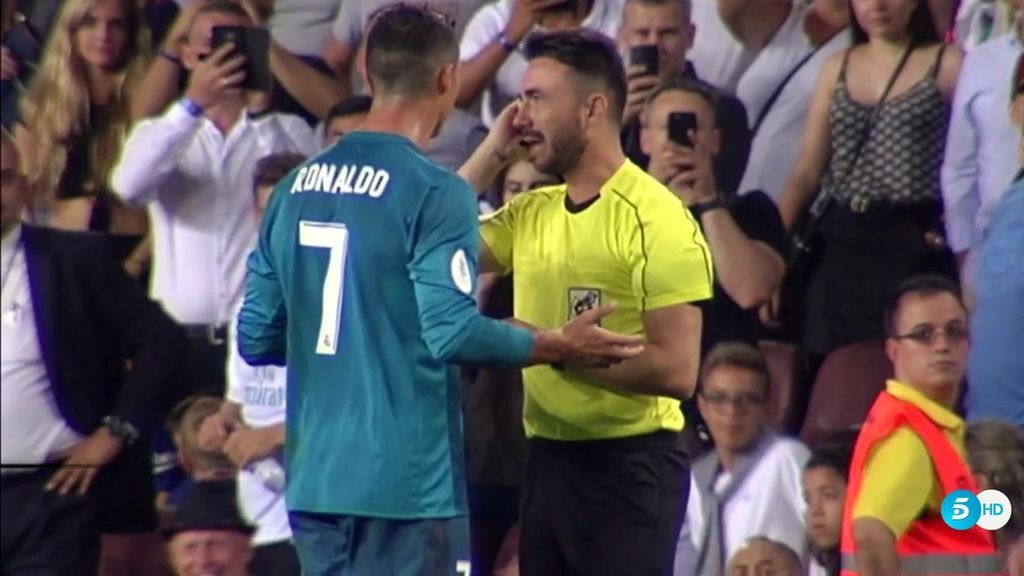 Cristiano y su explicación al asistente de la jugada de su expulsión en el Camp Nou Cristiano y su explicación al asistente de la jugada de su expulsión en el Camp Nou