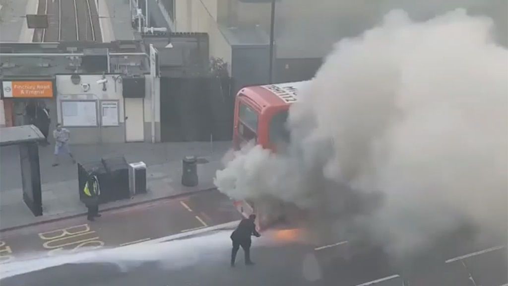 Unos pasajeros huyen de un autobús envuelto en llamas en Londres