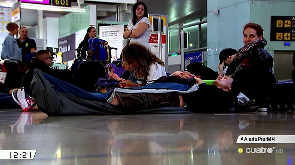 La noche más larga e incómoda para los pasajeros del aeropuerto de 'El Prat'