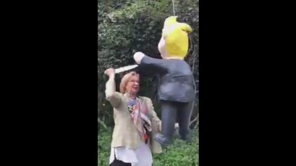 Una escritora mexicana celebra su cumpleaños acuchillando una piñata de Donald Trump