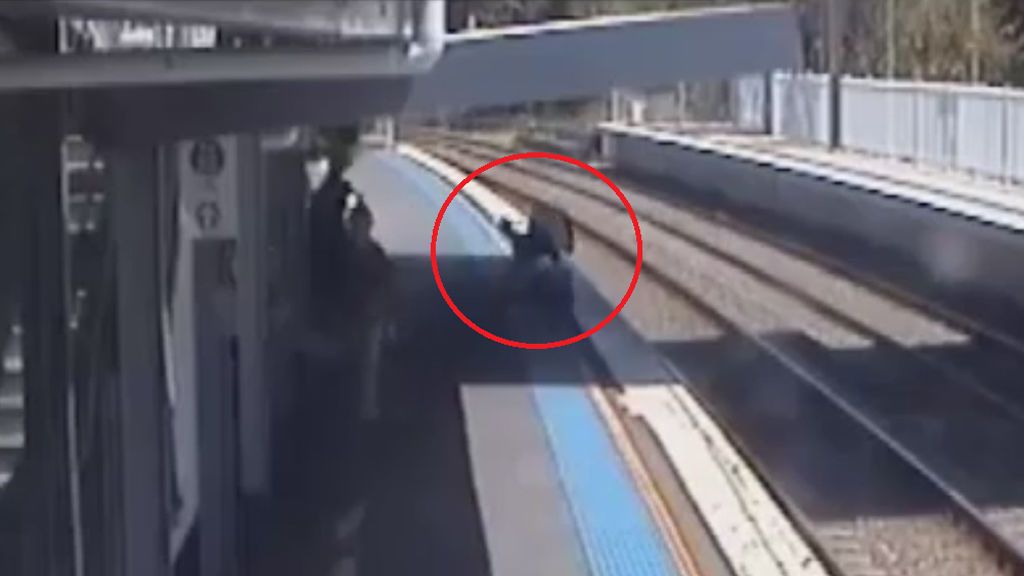 Una madre intenta recuperar desesperadamente a su bebé tras caer a las vías del tren