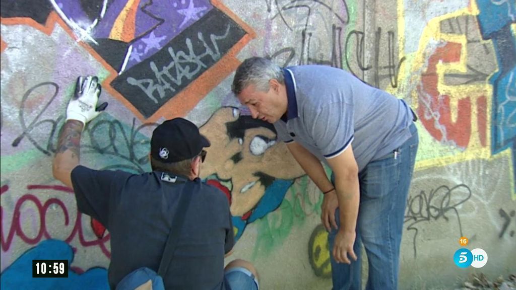 'El Pera' acompaña a un grafitero durante una de sus pintadas ilegales