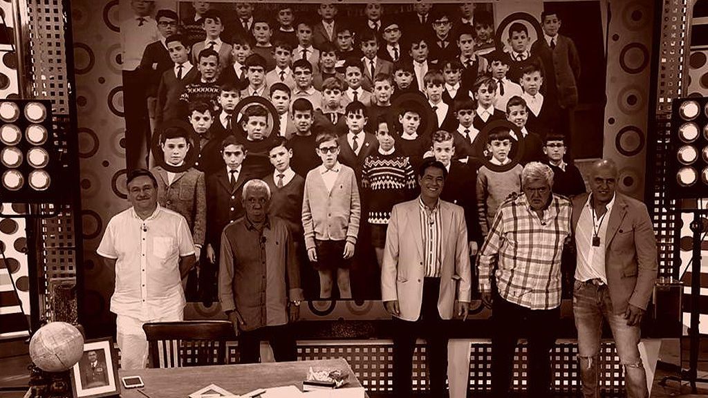 Kiko Matamoros canta el himno de su colegio junto a sus antiguos compañeros