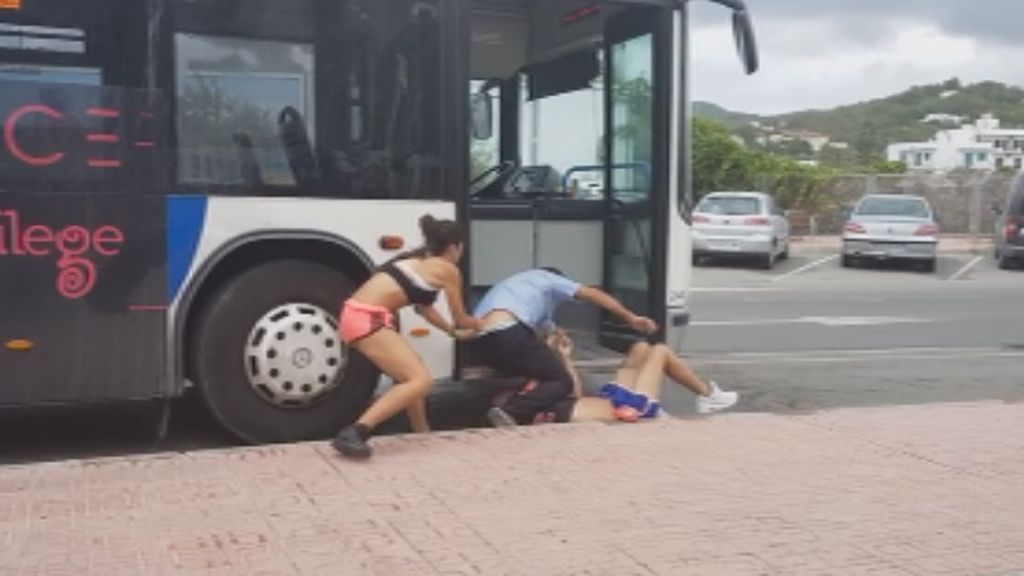 Un simple billete de autobús desencadena una brutal pelea en San Antonio, Ibiza