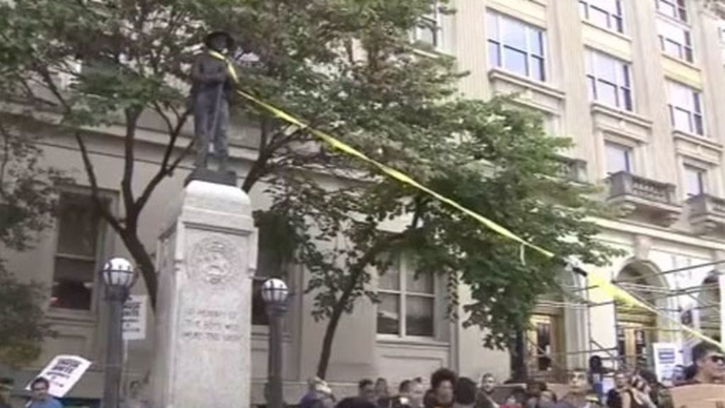 Derriban una estatua de un soldado confederado como protesta al ataque en Charlottesville