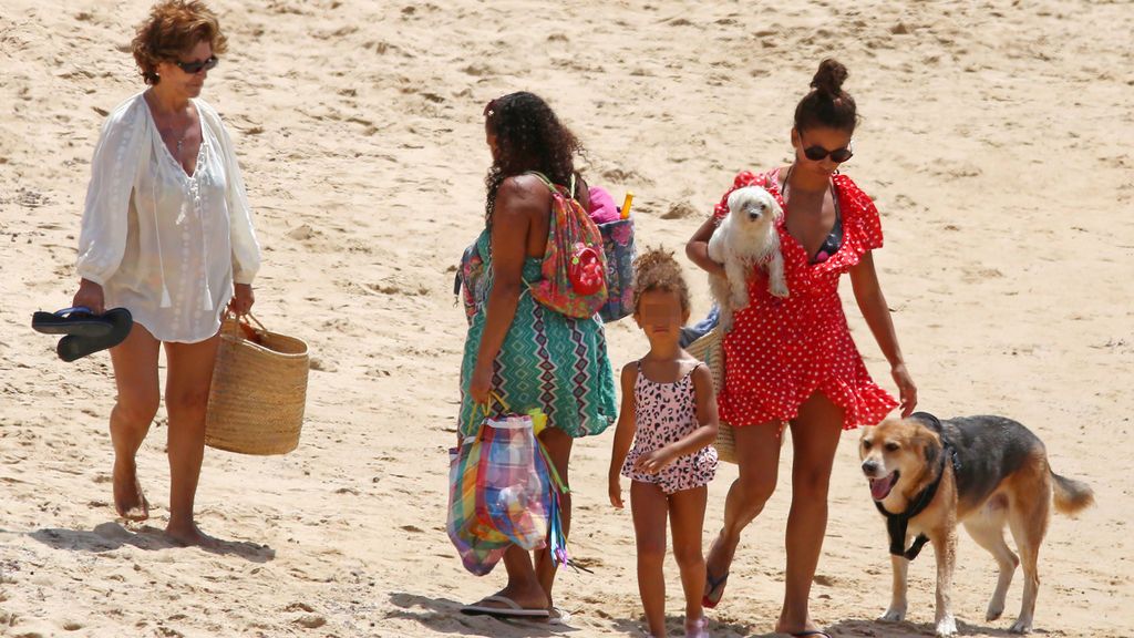 Sus perros las han acompañado en su día playero