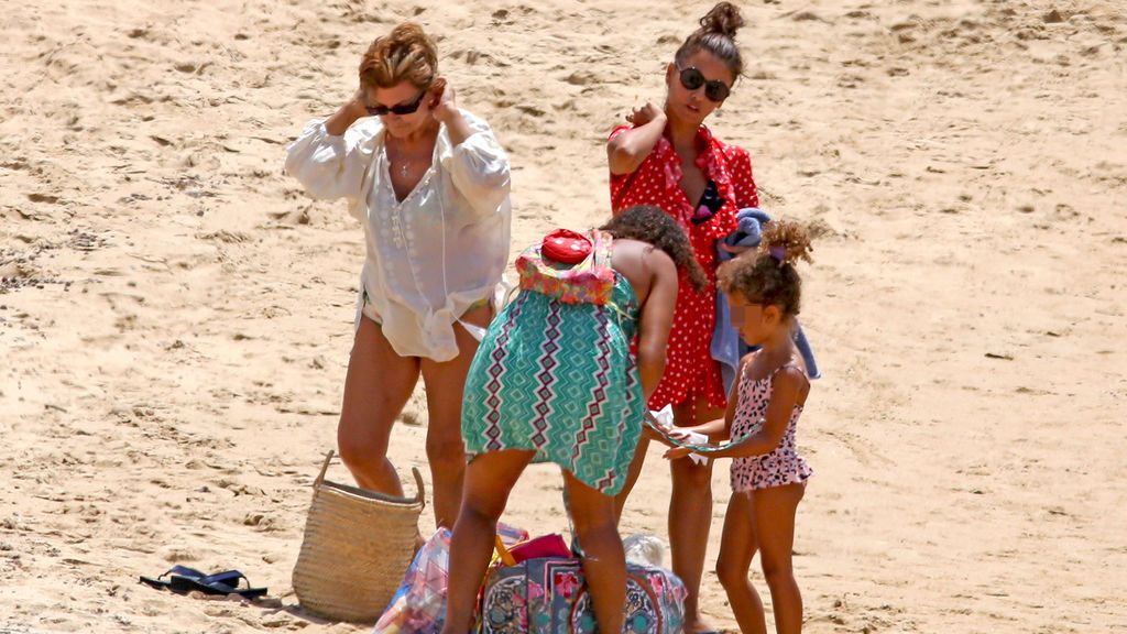 Mónica Cruz disfruta de Cádiz con su madre y su hija Antonella