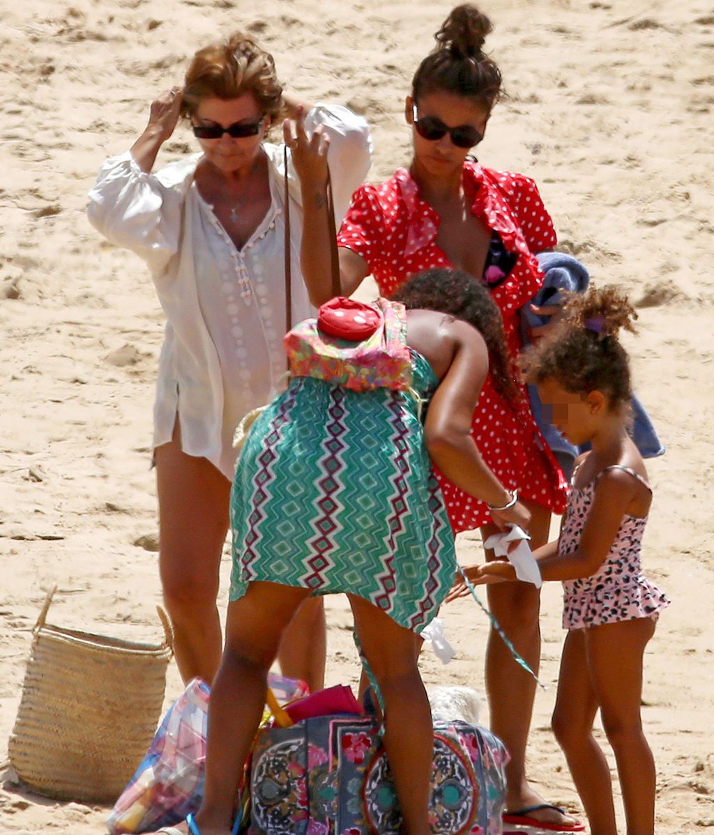 ¡Mónica Cruz y su hija Antonella! Día de chicas en las playas de Cádiz