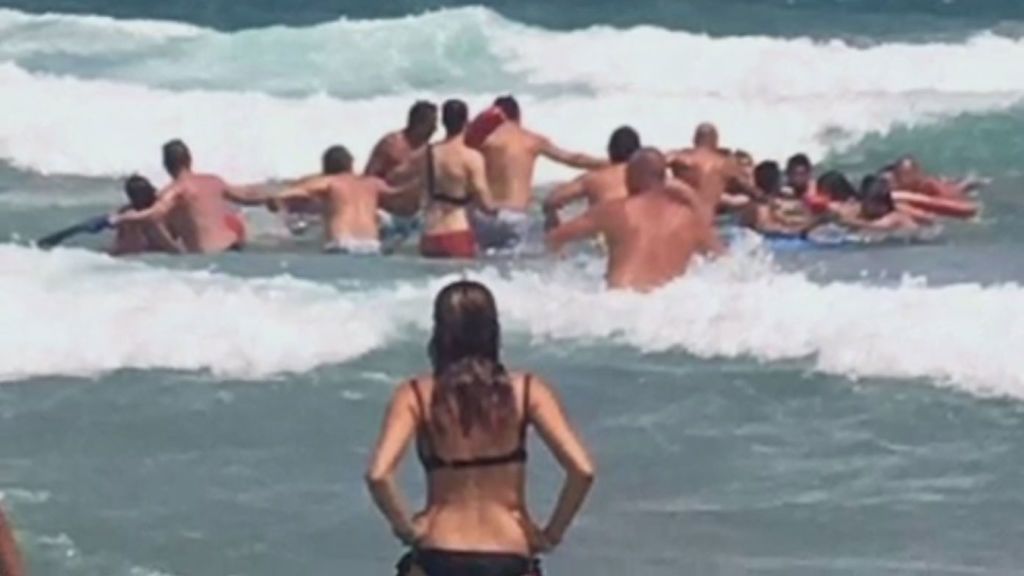 Una cadena humana para salvar a cuatro bañistas en una playa de La Manga