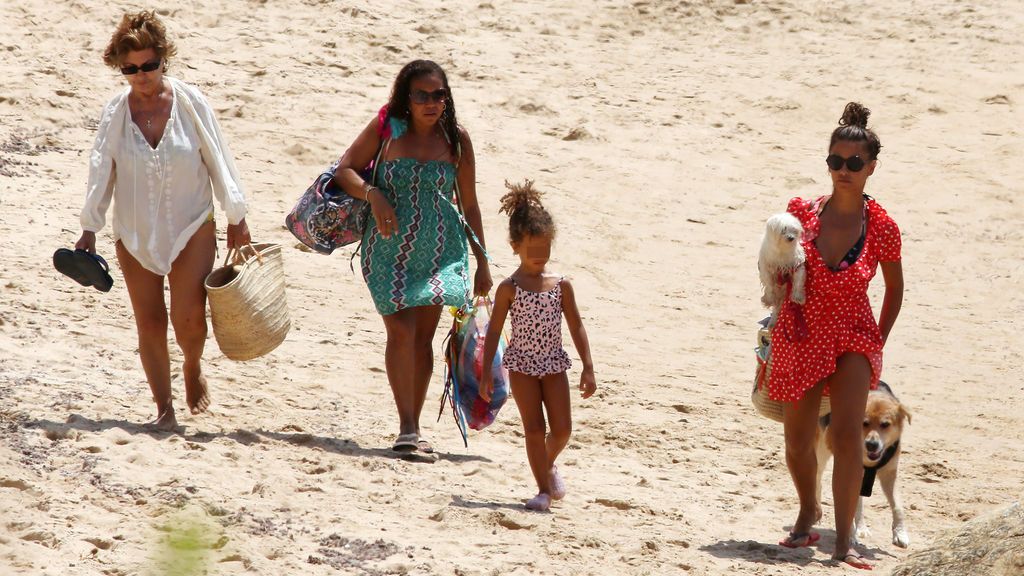 ¡Mónica Cruz y su hija Antonella! Día de chicas en las playas de Cádiz