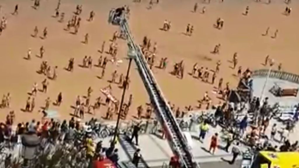 ¡Vaya lío! Los bomberos rescatan con una grúa a una mujer de la playa de La Concha