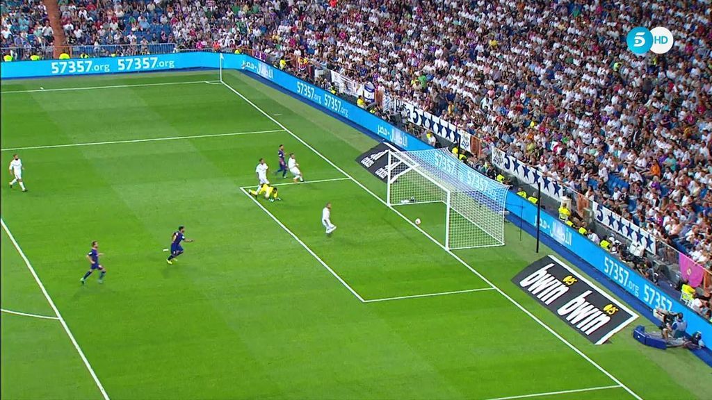 Messi mete el susto en el cuerpo al Bernabéu… ¡Keylor Navas despeja el balón al larguero!